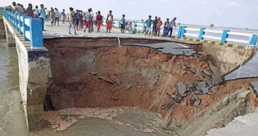 पुल गिरने पर सरकार ने ग्रामीणों पर ही किया केस दर्ज, तेजस्वी ने फिर नीतीश को लिए आड़े हाथ पुल गिरने पर सरकार ने ग्रामीणों पर ही किया केस दर्ज, तेजस्वी ने फिर नीतीश को लिए आड़े हाथ